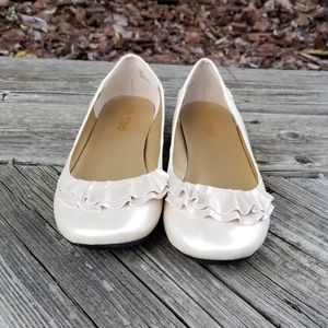 Ballet flats with ruffle detail